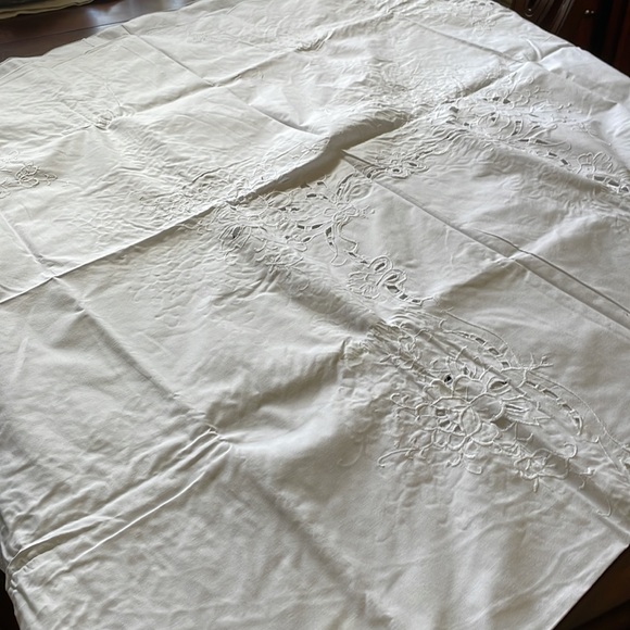 White cotton cutout floral pattern embroidery oval 66” x 97” tablecloth - Picture 10 of 13